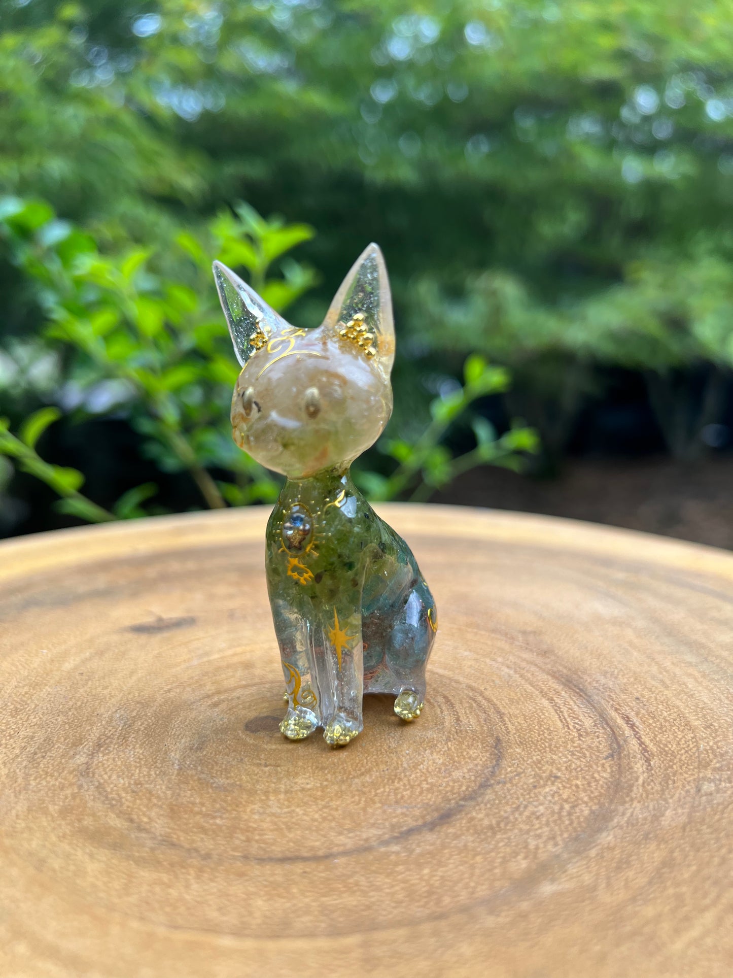 8月の誕生石ペリドット 癒しと豊かさの猫さんオルゴナイト